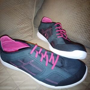 clarks slip on sneakers womens